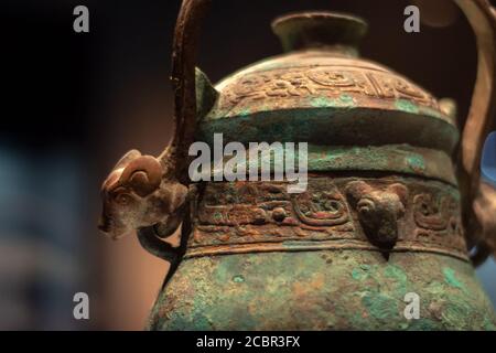 Luoyang, Provincia Henan / Cina - 5 gennaio 2016: Antica nave di bronzo cinese (Ding) esposta nel museo Luoyang, Luoyang, Cina Foto Stock