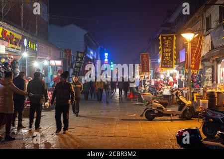 Luoyang, Provincia Henan / Cina - 3 gennaio 2016: Vivace quartiere della città vecchia di Luoyang di notte, con negozi e ristoranti tradizionali Foto Stock