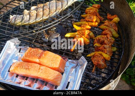 Spiedino di pesce, salmone e pollo alla griglia Foto Stock