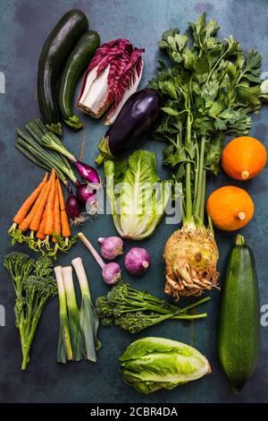 Assortimento di verdure sane e ingredienti per una dieta sana cucina su sfondo verde Foto Stock
