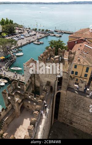 SIRMIONE, ITALIA - 5 MAGGIO 2016: Vista di antichi edifici colorati a Sirmione e sul Lago di Garda dalle mura del castello Scaligero, Italia Foto Stock