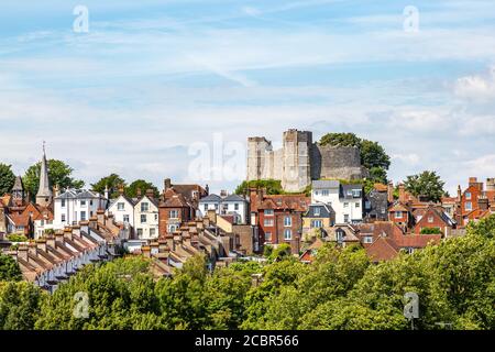 Una vista sul castello e sulla città di Lewes in Sussex, in una giornata estiva Foto Stock