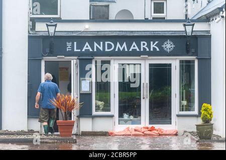 Rosscarberry, West Cork, Irlanda. 15 agosto 2020. La strada N71 è allagata per la seconda volta in tre giorni durante la notte. Il ristorante Landmark è stato colpito male dalle acque inondate che hanno infranguto le porte. Credit: AG News/Alamy Live News Foto Stock