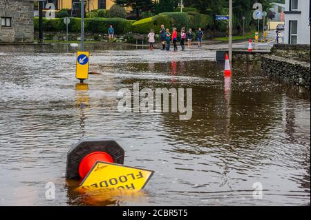 Rosscarberry, West Cork, Irlanda. 15 agosto 2020. La strada N71 è allagata per la seconda volta in tre giorni durante la notte. Il ristorante Landmark è stato colpito male dalle acque inondate che hanno infranguto le porte. Molte persone sono venute a guardare l'alluvione. Credit: AG News/Alamy Live News Foto Stock