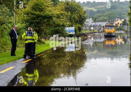 Rosscarberry, West Cork, Irlanda. 15 agosto 2020. La strada N71 è allagata per la seconda volta in tre giorni durante la notte. Il ristorante Landmark è stato colpito male dalle acque inondate che hanno infranguto le porte. Il Gardai che controlla lo stato della strada. Credit: AG News/Alamy Live News Foto Stock