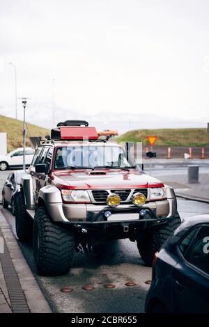 Reykjavik, Islanda - 02 maggio 2019: Un enorme SUV rosso di pattuglia di Nissan con grandi ruote parcheggiate su una strada a Reykjavik, Islanda. Foto Stock