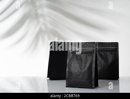 contenitore nero vuoto su sfondo bianco. modello del prodotto Foto Stock