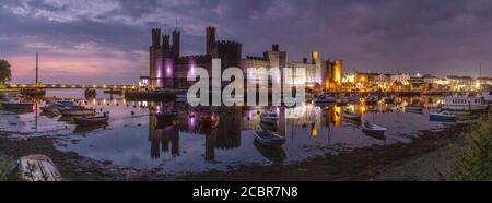 Castello di Caernarfon di notte sulla costa del Galles del Nord Foto Stock