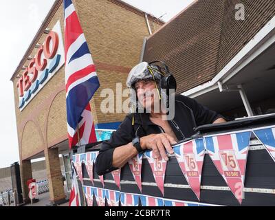 Sheerness, Kent, Regno Unito. 15 agosto 2020. L'elettricista pensionato Tim Bell di Minster on Sea, di 75 anni, Kent trasformò il suo scooter da mobilità in un carro armato con accatastamento, bolle ed effetti di fumo per commemorare il 75° anniversario del VJ Day. Ha iniziato la giornata raccogliendo al di fuori di Tesco per carità (i soldi raccolti andrà a lungo termine carità Kent Air Ambulance). Credit: James Bell/Alamy Live News Foto Stock