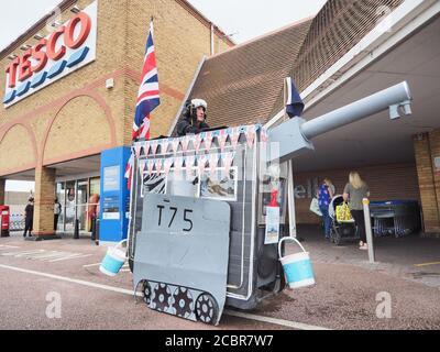 Sheerness, Kent, Regno Unito. 15 agosto 2020. L'elettricista pensionato Tim Bell di Minster on Sea, di 75 anni, Kent trasformò il suo scooter da mobilità in un carro armato con accatastamento, bolle ed effetti di fumo per commemorare il 75° anniversario del VJ Day. Ha iniziato la giornata raccogliendo al di fuori di Tesco per carità (i soldi raccolti andrà a lungo termine carità Kent Air Ambulance). Credit: James Bell/Alamy Live News Foto Stock