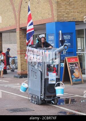 Sheerness, Kent, Regno Unito. 15 agosto 2020. L'elettricista pensionato Tim Bell di Minster on Sea, di 75 anni, Kent trasformò il suo scooter da mobilità in un carro armato con accatastamento, bolle ed effetti di fumo per commemorare il 75° anniversario del VJ Day. Ha iniziato la giornata raccogliendo al di fuori di Tesco per carità (i soldi raccolti andrà a lungo termine carità Kent Air Ambulance). Credit: James Bell/Alamy Live News Foto Stock