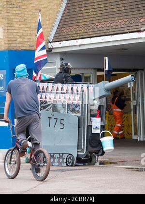 Sheerness, Kent, Regno Unito. 15 agosto 2020. L'elettricista pensionato Tim Bell di Minster on Sea, di 75 anni, Kent trasformò il suo scooter da mobilità in un carro armato con accatastamento, bolle ed effetti di fumo per commemorare il 75° anniversario del VJ Day. Ha iniziato la giornata raccogliendo al di fuori di Tesco per carità (i soldi raccolti andrà a lungo termine carità Kent Air Ambulance). Credit: James Bell/Alamy Live News Foto Stock