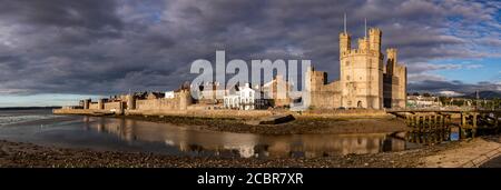 Vista panoramica del castello e delle mura di Caernarfon, costa del Galles del Nord Foto Stock