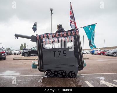 Sheerness, Kent, Regno Unito. 15 agosto 2020. L'elettricista pensionato Tim Bell di Minster on Sea, di 75 anni, Kent trasformò il suo scooter da mobilità in un carro armato con accatastamento, bolle ed effetti di fumo per commemorare il 75° anniversario del VJ Day. Ha iniziato la giornata raccogliendo al di fuori di Tesco per carità (i soldi raccolti andrà a lungo termine carità Kent Air Ambulance). Credit: James Bell/Alamy Live News Foto Stock