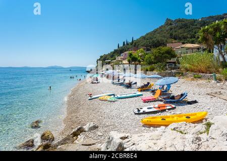Spiaggia di Kaminaki sulla costa nord-orientale di Corfù, Isole IONIE, Grecia Foto Stock