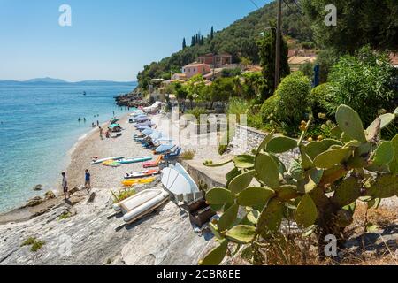 Spiaggia di Kaminaki sulla costa nord-orientale di Corfù, Isole IONIE, Grecia Foto Stock