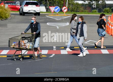 Auckland, Nuova Zelanda. 15 agosto 2020. La gente visita un supermercato ad Auckland, Nuova Zelanda, 15 agosto 2020. La Nuova Zelanda ha segnalato sette nuovi casi confermati di COVID-19 Sabato, il Ministero della Salute della Nuova Zelanda ha detto in una dichiarazione. Venerdì, il primo ministro Jacinda Ardern ha dichiarato che il blocco del livello di allarme 3 per la regione di Auckland e la restrizione del livello di allarme 2 per il resto del paese continueranno per 12 giorni fino al 26 agosto. Credit: Li Qiaoqiao/Xinhua/Alamy Live News Foto Stock