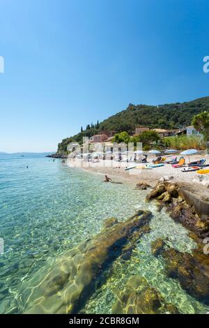 Spiaggia di Kaminaki sulla costa nord-orientale di Corfù, Isole IONIE, Grecia Foto Stock