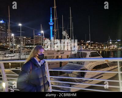 Auckland, Nuova Zelanda. 15 agosto 2020. Una donna passa accanto alle barche nel centro di Auckland, Nuova Zelanda, 15 agosto 2020. La Nuova Zelanda ha segnalato sette nuovi casi confermati di COVID-19 Sabato, il Ministero della Salute della Nuova Zelanda ha detto in una dichiarazione. Venerdì, il primo ministro Jacinda Ardern ha dichiarato che il blocco del livello di allarme 3 per la regione di Auckland e la restrizione del livello di allarme 2 per il resto del paese continueranno per 12 giorni fino al 26 agosto. Credit: Wilson/Xinhua/Alamy Live News Foto Stock