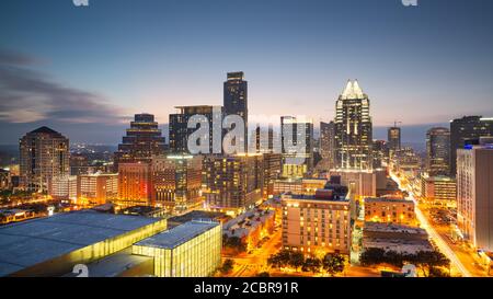 Austin, Texas, USA, skyline sul tetto al tramonto. Foto Stock