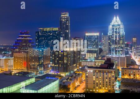 Austin, Texas, USA, skyline sul tetto al tramonto. Foto Stock