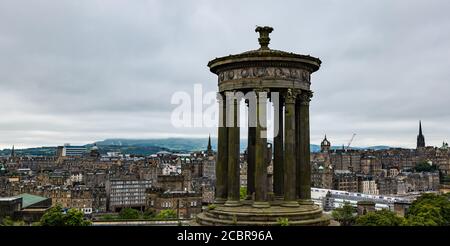 Edimburgo, Scozia, Regno Unito, 15 agosto 2020. Le nuvole si trovano sotto le cime delle Pentland Hills nel sud della città, in vista del monumento Dugald Stewart su Calton Hill Foto Stock