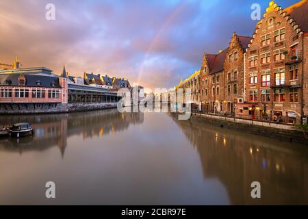 Ghent, città vecchia del Belgio, sul fiume Leie al crepuscolo. Foto Stock
