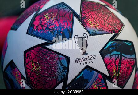 Lisbona, Lissabon, Portogallo, 14 agosto 2020. Pallone ufficiale della UEFA Champions League Adidas finale 19, palla di pelle, calcio, istanbul nella finale della partita finale della UEFA Champions League torneo FC BAYERN MUENCHEN - FC BARCELONA 8-2 nella Stagione 2019/2020, FCB, Monaco, Barca © Peter Schatz / Alamy Live News / Pool - LE NORMATIVE UEFA VIETANO L'USO DI FOTOGRAFIE come SEQUENZE DI IMMAGINI e/o QUASI-VIDEO - Notizie nazionali e internazionali - solo per uso editoriale Foto Stock