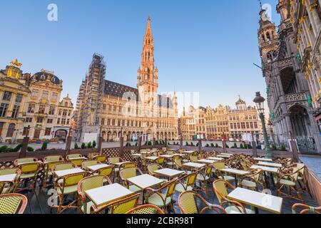 Grand Place, Bruxelles, Belgio con il Municipio e i posti a sedere nelle caffetterie. Foto Stock