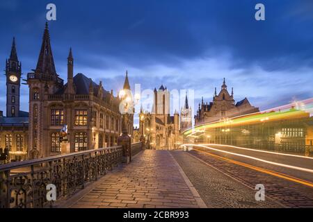 Ghent, il paesaggio urbano della città vecchia del Belgio dal ponte di San Michele all'alba. Foto Stock