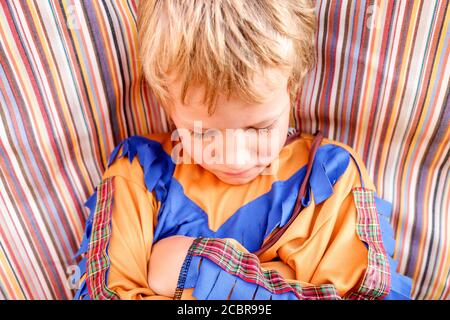 Crazy scherzo stupido ragazzo rendendo divertente faccia espressione Foto  stock - Alamy