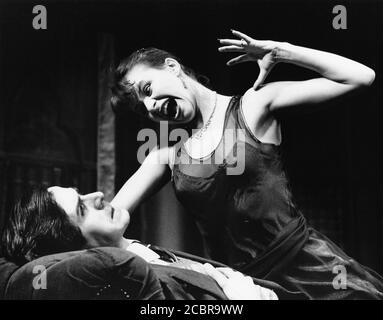 DRACULA di Bram Stoker drammatizzato da Hamilton Dean & John L Balderston design: Jane Ripley illuminazione: Graham Grande regista: Alan Dossor Nicholas le Prevost (Jonathan Harker), Tracey Ullman (Lucy Seward) The Young Vic, Londra SE1 04/12/1980 (c) Donald Cooper Foto Stock