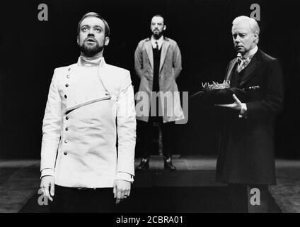 RICHARD II di Shakespeare design: Grant Hicks lighting: John B Read director: Robin Lefevre l-r: Nickolas Grace (Richard II), Stuart Wilson (Bollingbroke), Clifford Rose (Duca di York) The Young Vic, Londra SE1 25/02/1981 (c) Donald Cooper Foto Stock