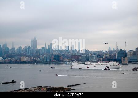 Comfort, la nave marina dell'ospedale raggiunge New York al culmine della pandemia di Coronavirus. Foto Stock