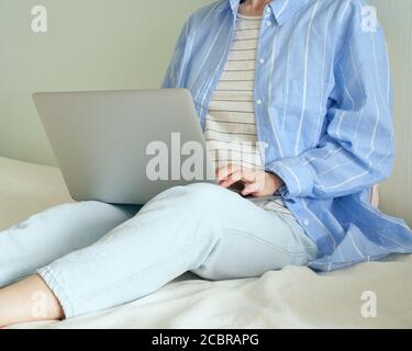 Shopping online, apprendimento online, wark a casa. Formazione a distanza. Foto Stock