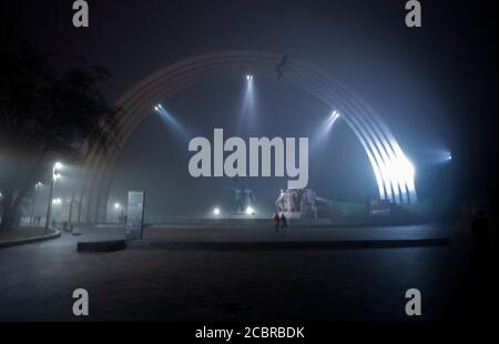 Vista notturna dell'"Arco dell'amicizia dei popoli" a Kiev, la capitale dell'Ucraina Foto Stock