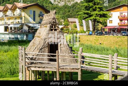 Palafittelle preistoriche (ricostruzione), Molina di Ledro (Patrimonio Mondiale dell'UNESCO, 2011), Trentino-Alto Adige, Italia. Foto Stock