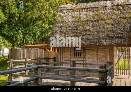 Palafittelle preistoriche (ricostruzione), Molina di Ledro (Patrimonio Mondiale dell'UNESCO, 2011), Trentino-Alto Adige, Italia. Foto Stock