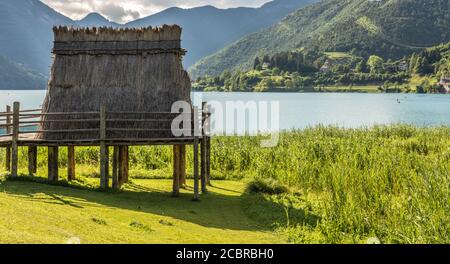 Palafittelle preistoriche (ricostruzione), Molina di Ledro (Patrimonio Mondiale dell'UNESCO, 2011), Trentino-Alto Adige, Italia. Foto Stock