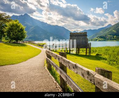 Palafittelle preistoriche (ricostruzione), Molina di Ledro (Patrimonio Mondiale dell'UNESCO, 2011), Trentino-Alto Adige, Italia. Foto Stock