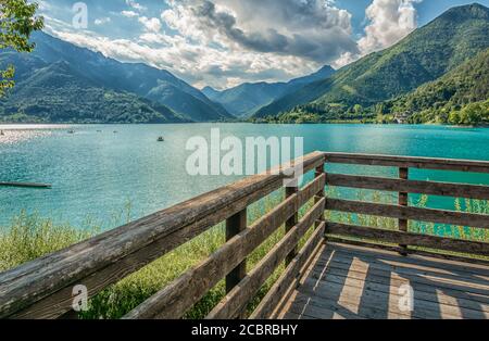 Ledro, Italia. Il lago di Ledro e le sue spiagge. Un lago alpino naturale. Fantastici colori turchese, verde e blu. Valle di Ledro, Trentino Alto Adige, Italia Foto Stock