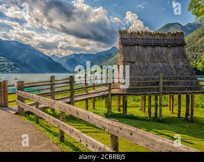 Palafittelle preistoriche (ricostruzione), Molina di Ledro (Patrimonio Mondiale dell'UNESCO, 2011), Trentino-Alto Adige, Italia. Foto Stock