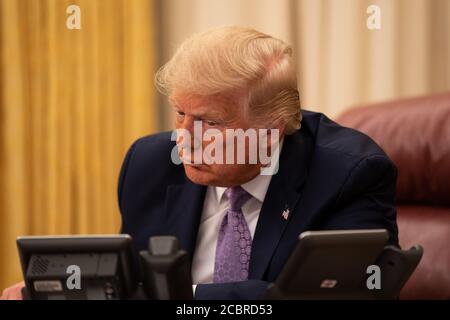 WASHINGTON DC, USA - 13 agosto 2020 - il presidente Donald J. Trump, insieme agli alti funzionari della Casa Bianca, parla al telefono con il primo ministro Benjamin Foto Stock