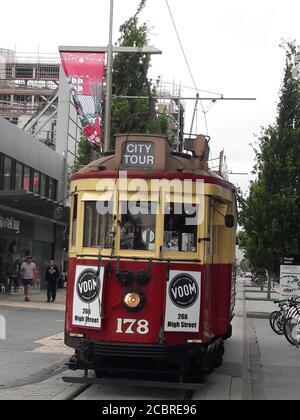 Tour della città in tram classico corre in centro. Christchurch / Nuova Zelanda Foto Stock