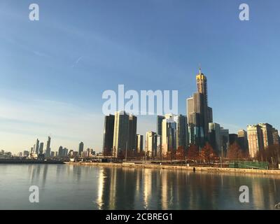 Skyline del centro di Chicago con riflessi sul lago Michigan. Mattina presto. Chicago, Illinois, Stati Uniti. Foto Stock