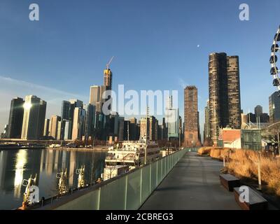 Skyline del centro di Chicago con riflessi sul lago Michigan. Mattina presto. Chicago, Illinois, Stati Uniti. Foto Stock