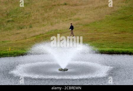 Sweden's Rikard Karlberg cammina davanti ad una caratteristica acquatica il 18° giorno durante il terzo giorno del Celtic Classic al Celtic Manor Resort. Foto Stock