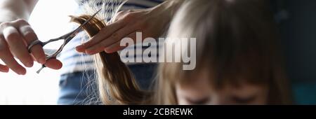 Il genitore fa il hairstyle del toddler Foto Stock