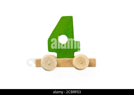 Treno giocattolo di legno con i numeri di pista quattro. Impara, fai. Legno numero quattro. Concetto di scuola per bambini. Giochi educativi Foto Stock