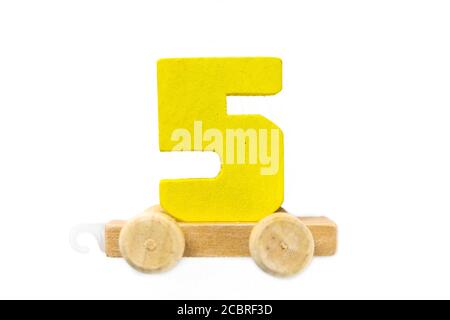 Treno giocattolo di legno con i numeri di pista cinque. Impara, fai. Numero di legno cinque. Concetto di scuola per bambini. Giochi educativi Foto Stock